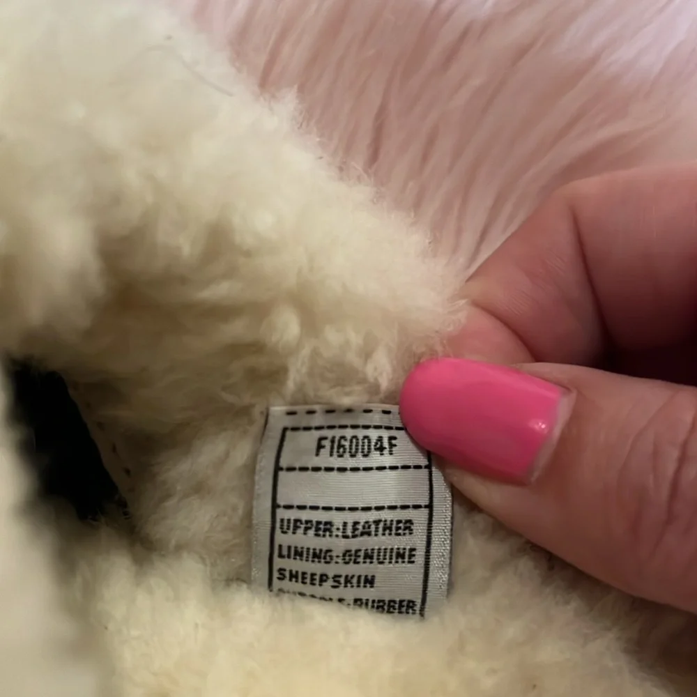 UGG CLOGS SIZE 7 - Picture 6 of 6